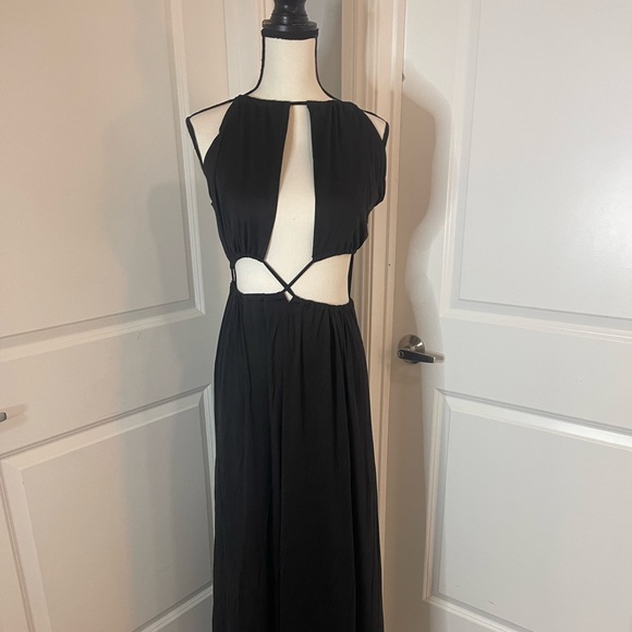 Peekaboo Maxi Dress 🌸 - Picture 7 of 9